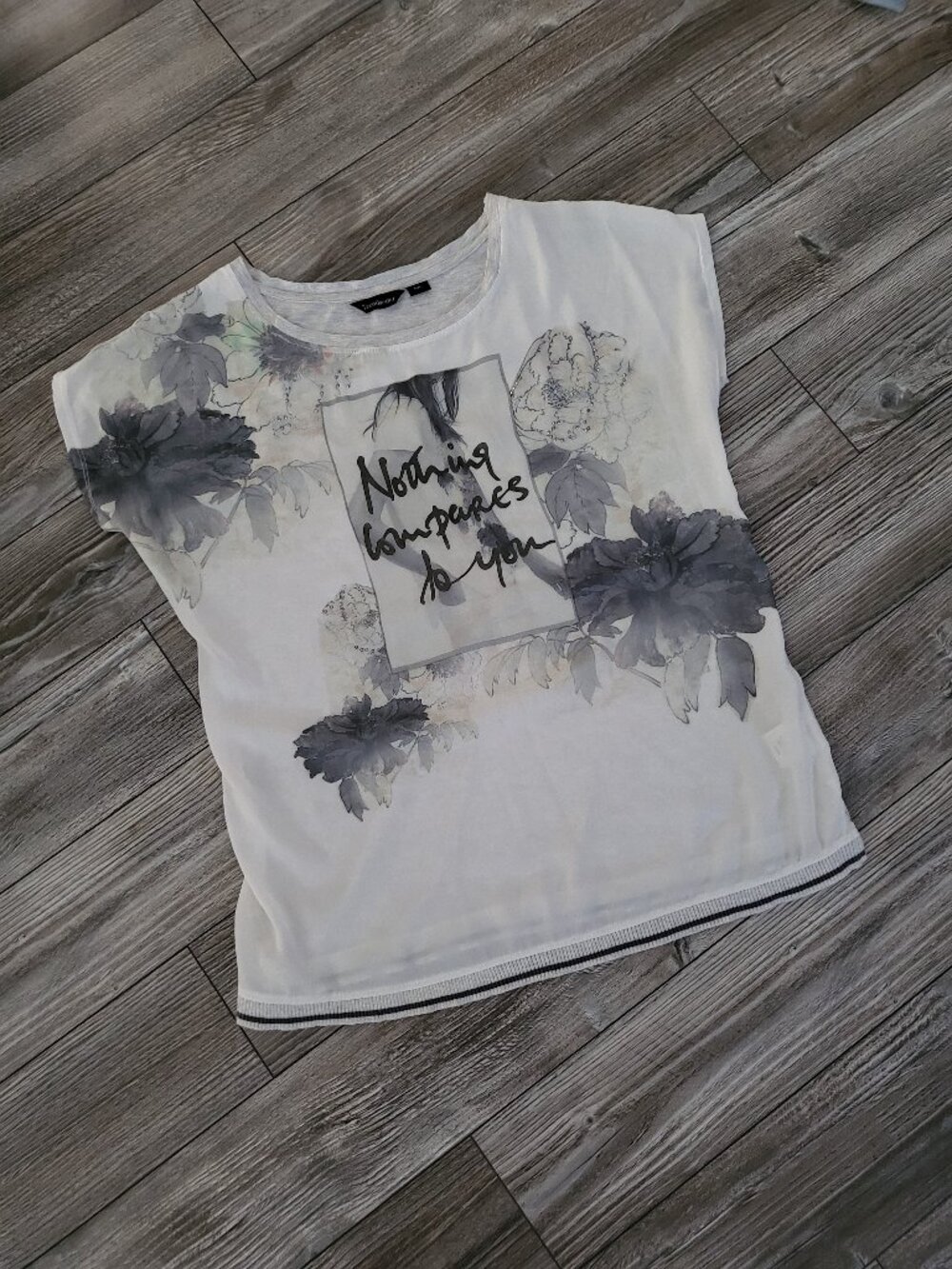 White Floral Rhinestone Graphic Tee Nothing Compares To You Shirt L 21" PTP